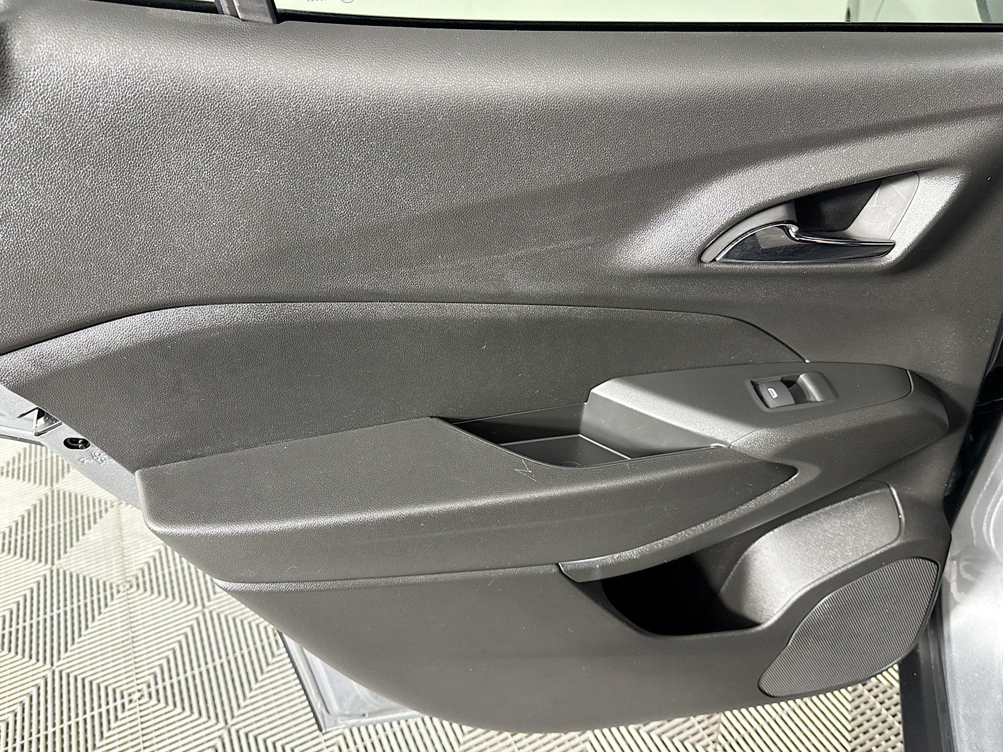 Used 2024 Chevrolet Trax RS w/ Sunroof Package FWD image 24