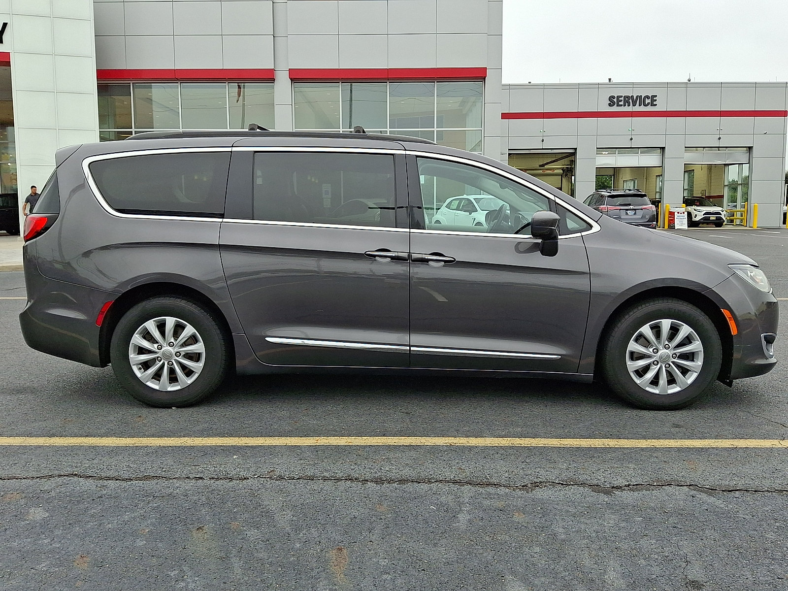 Used 2017 Chrysler Pacifica Touring-L FWD image 7