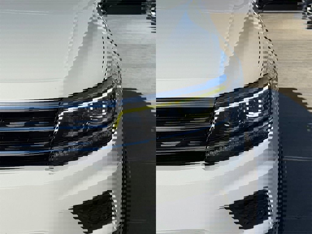 Used 2019 Volkswagen Tiguan SEL Premium image 3