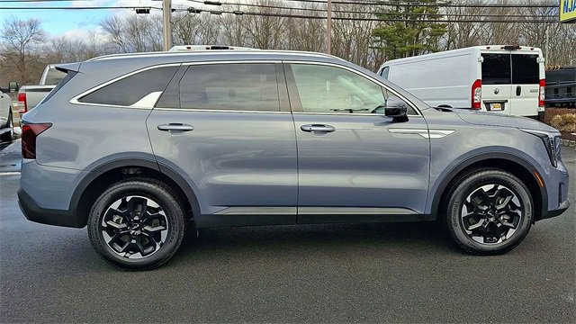 Used 2025 Kia Sorento S image 9