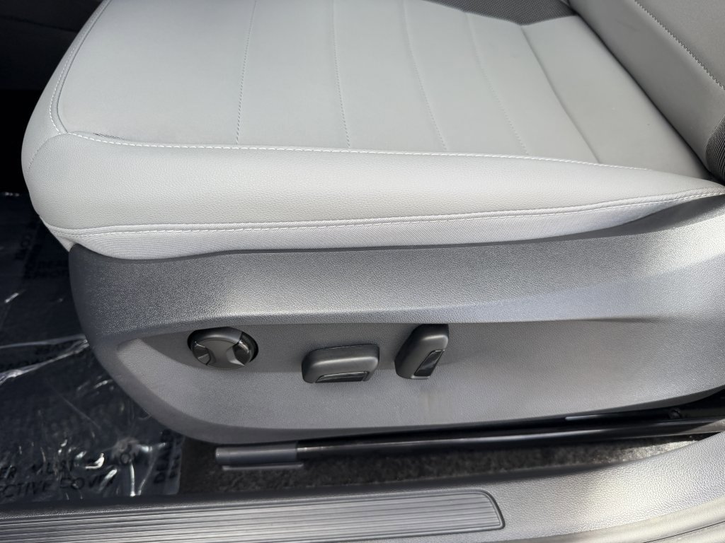 Used 2024 Volkswagen Taos SE w/ Panoramic Sunroof Package FWD image 30