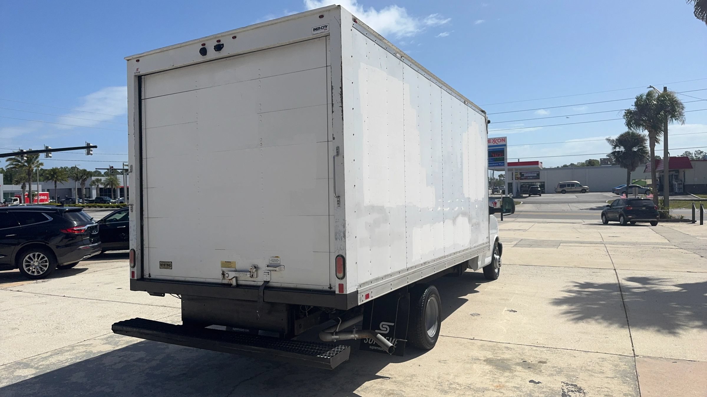 Used 2018 Chevrolet Express 3500 w/ Driver Convenience Package RWD image 5