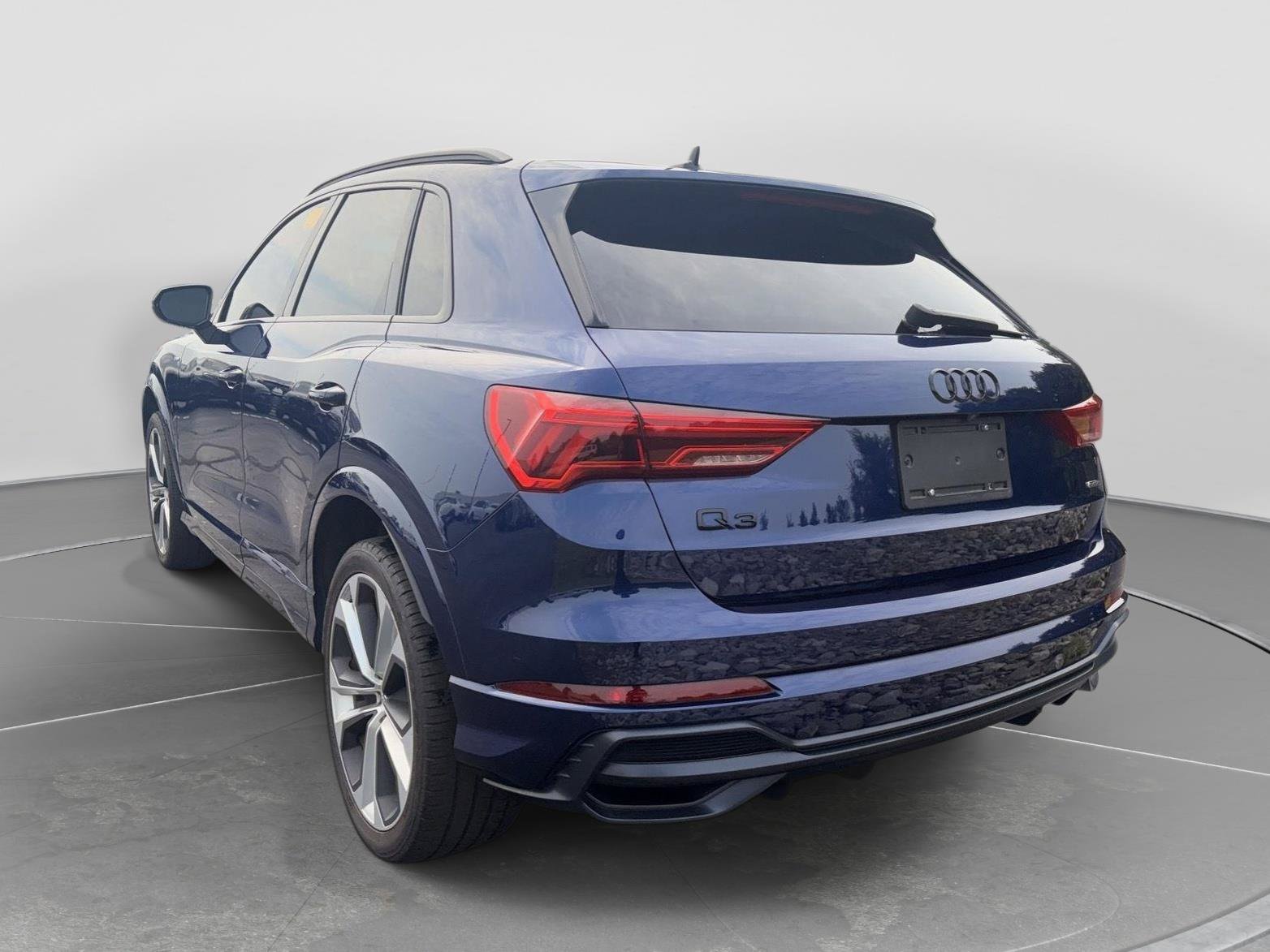 Used 2021 Audi Q3 2.0T Premium w/ Convenience Package AWD/4WD image 3