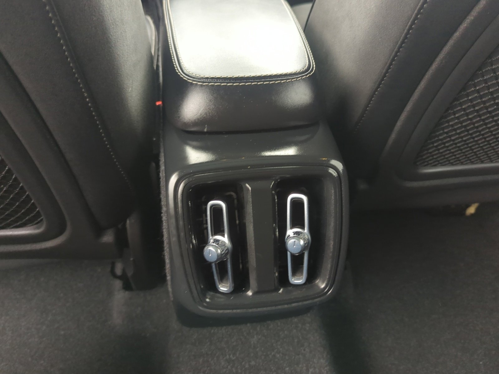 Used 2021 Volvo XC40 T5 R-Design w/ Climate Package image 30