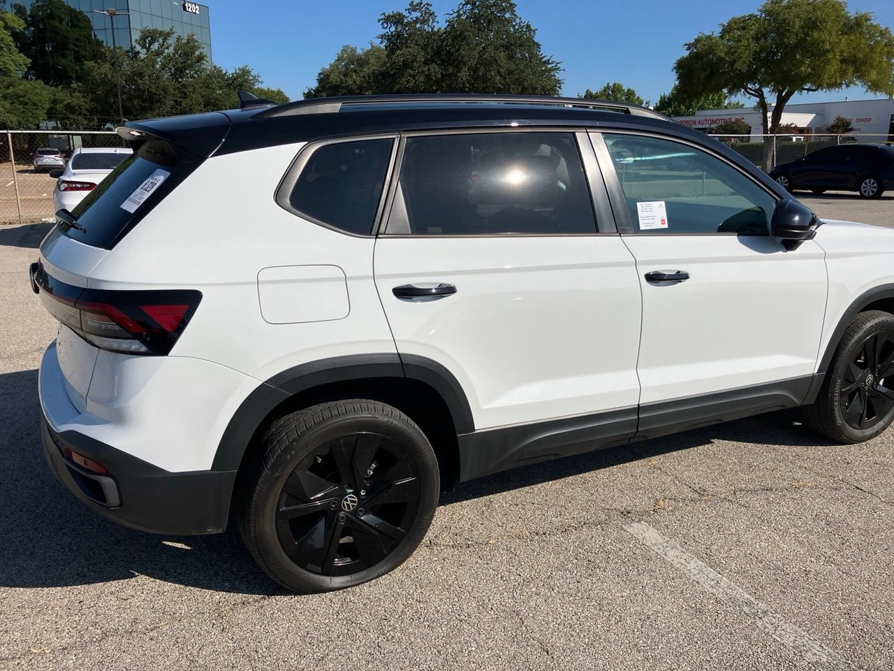Used 2025 Volkswagen Taos SE FWD image 5