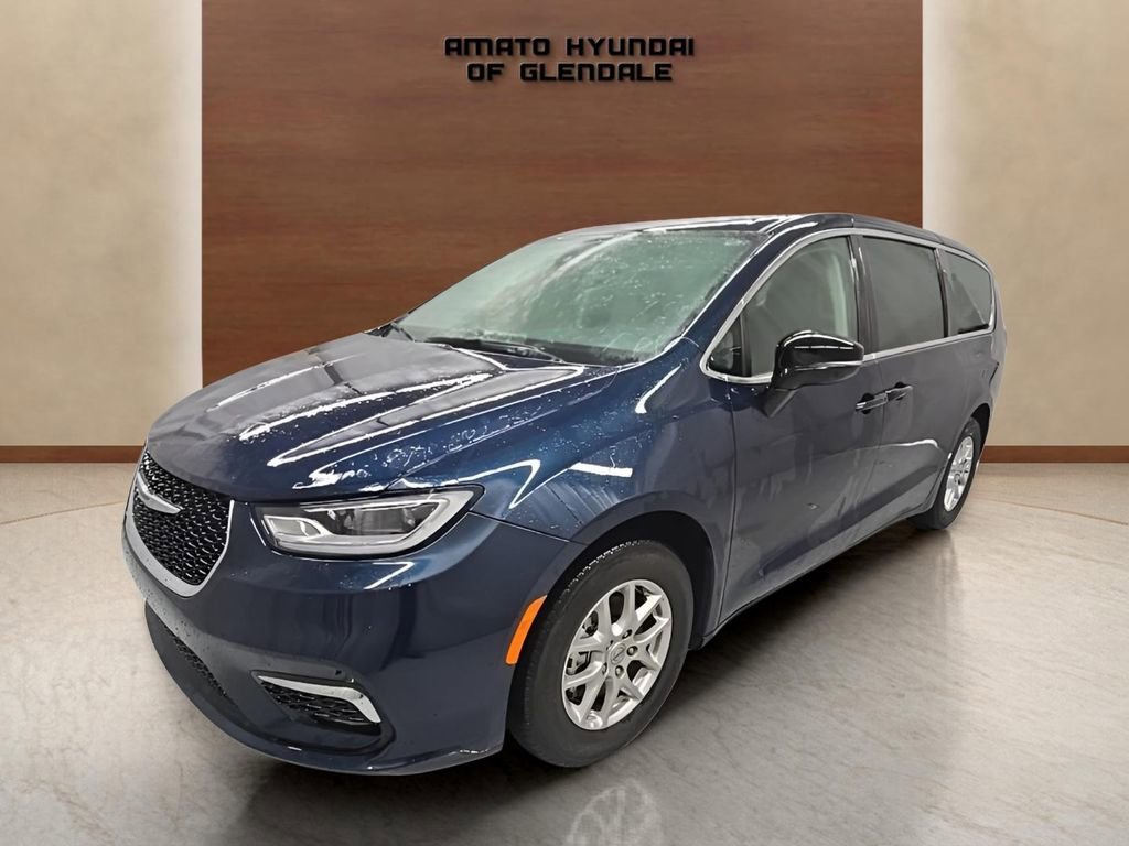 Used 2024 Chrysler Pacifica Touring-L image 2