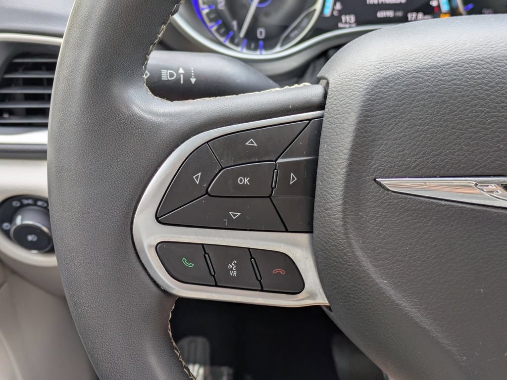 Used 2024 Chrysler Pacifica Touring-L FWD image 16