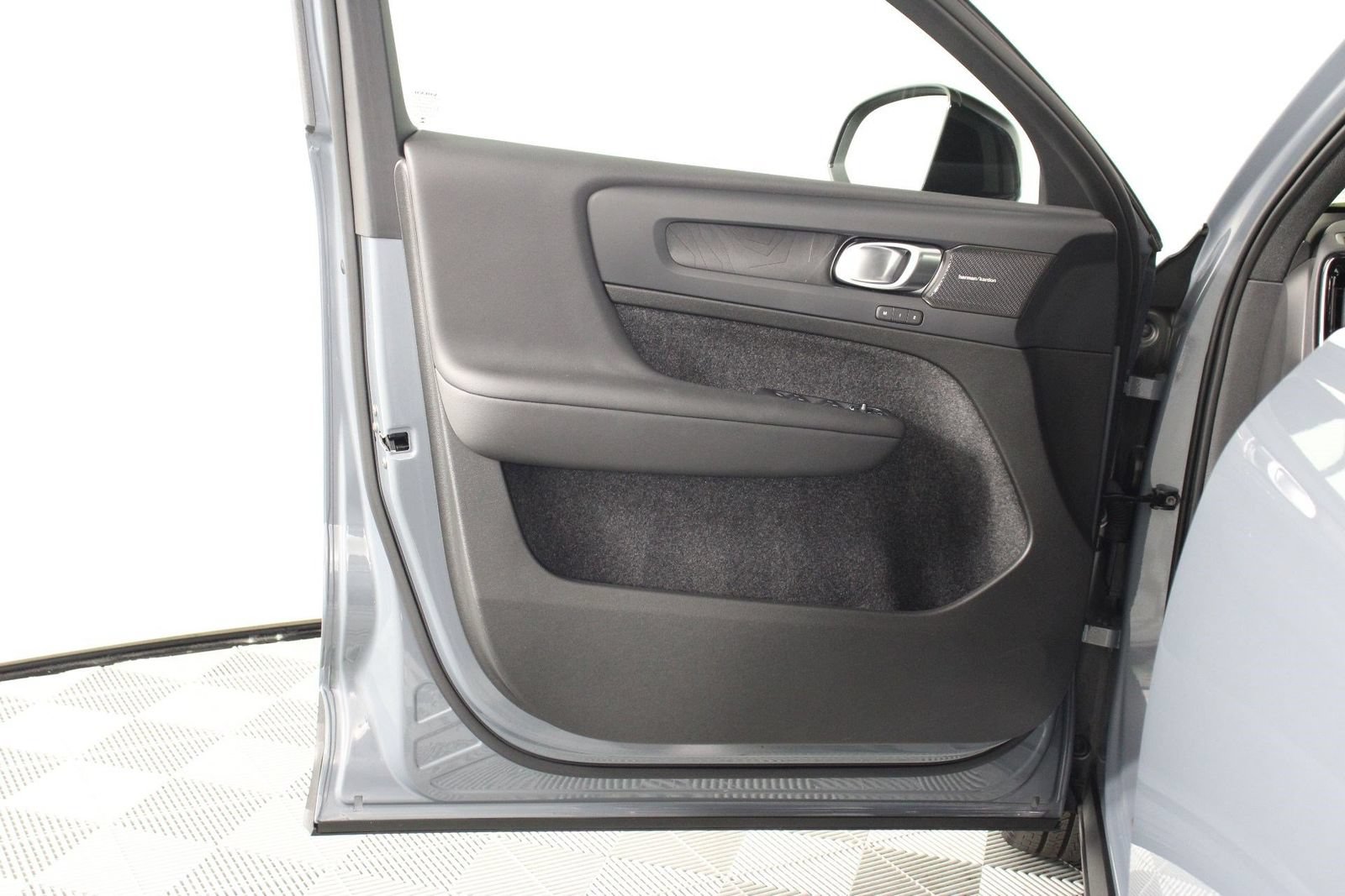 Certified 2023 Volvo C40 P8 Recharge Ultimate w/ Protection Package Premier AWD/4WD image 17