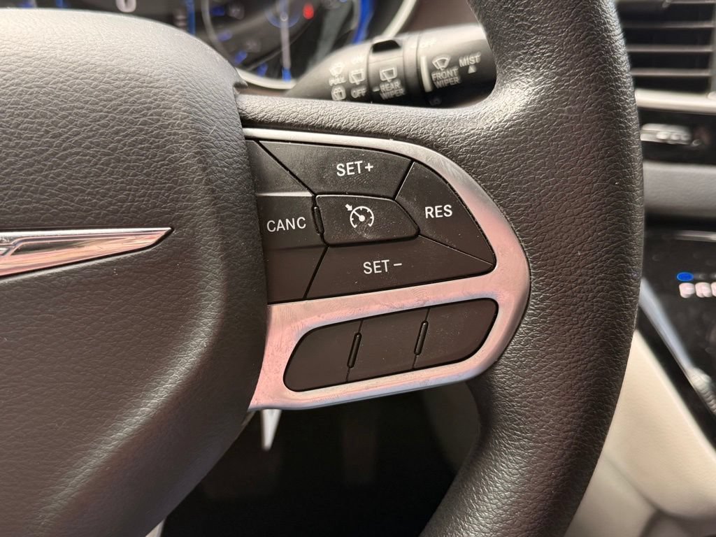 Used 2017 Chrysler Pacifica Touring w/ Tire & Wheel Group FWD image 16