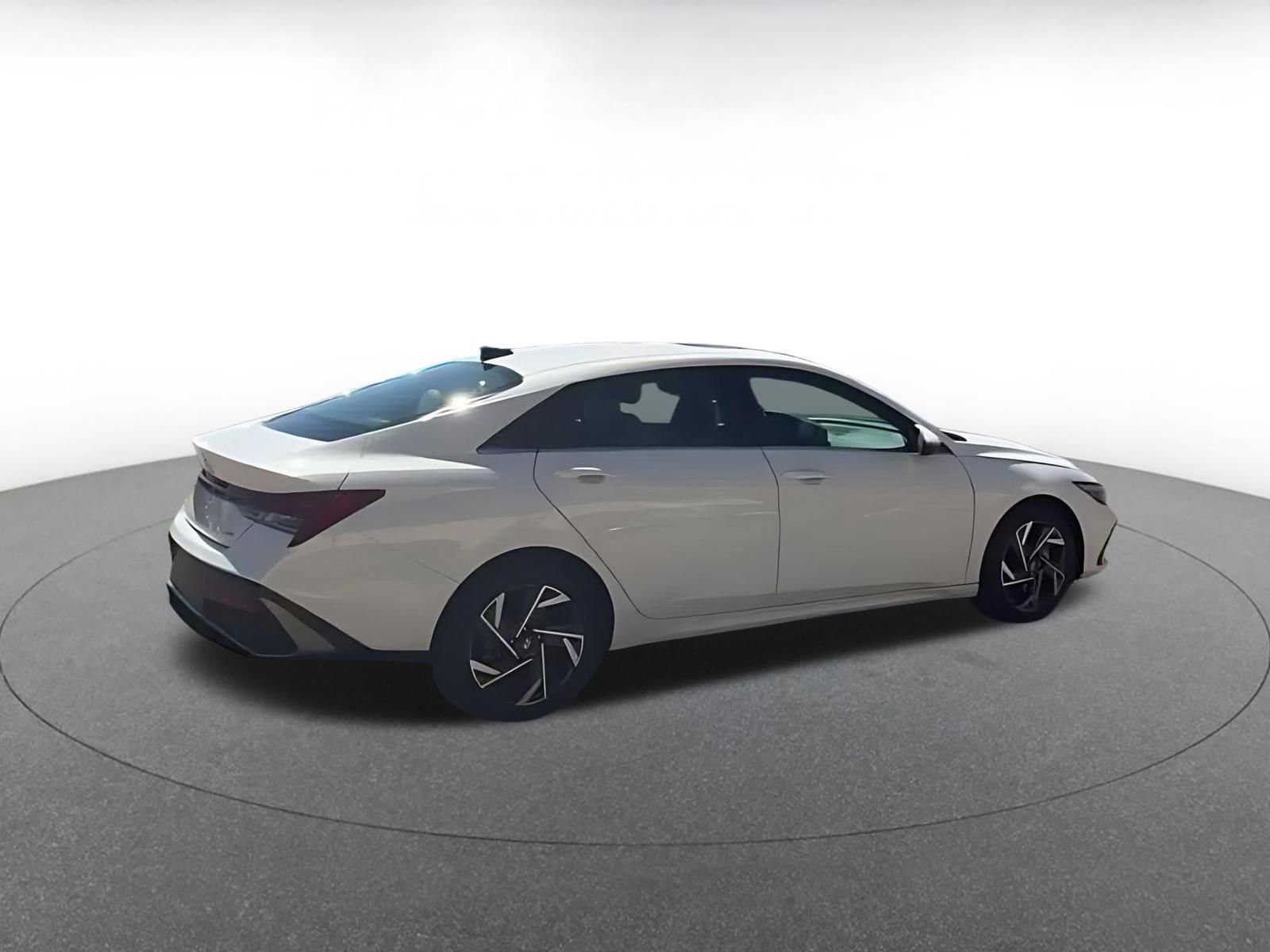 Used 2025 Hyundai Elantra Limited image 9