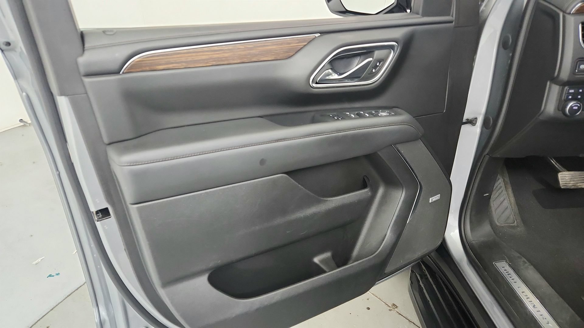 Used 2023 Chevrolet Suburban High Country AWD/4WD image 17