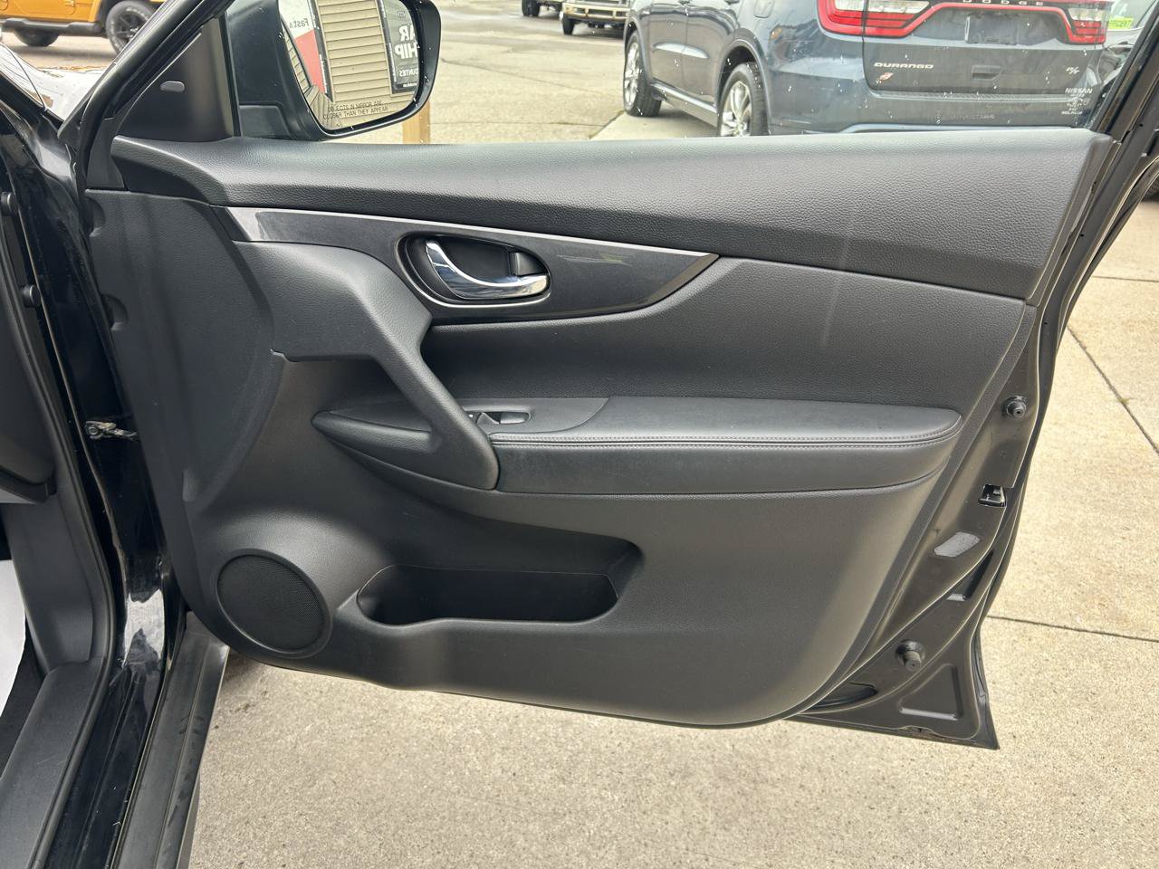 Used 2017 Nissan Rogue SV AWD/4WD image 16