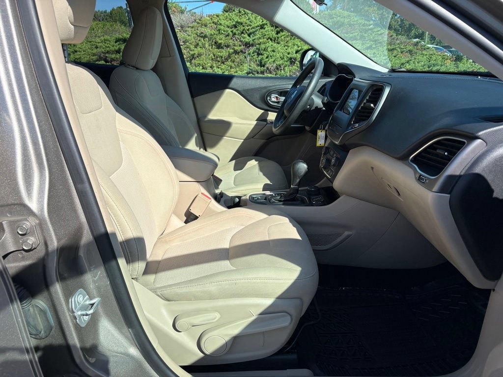 Used 2019 Jeep Cherokee Latitude w/ Popular Appearance Group AWD/4WD image 19