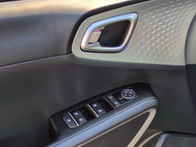 Certified 2025 Kia Soul LX w/ LX Technology Package FWD image 13