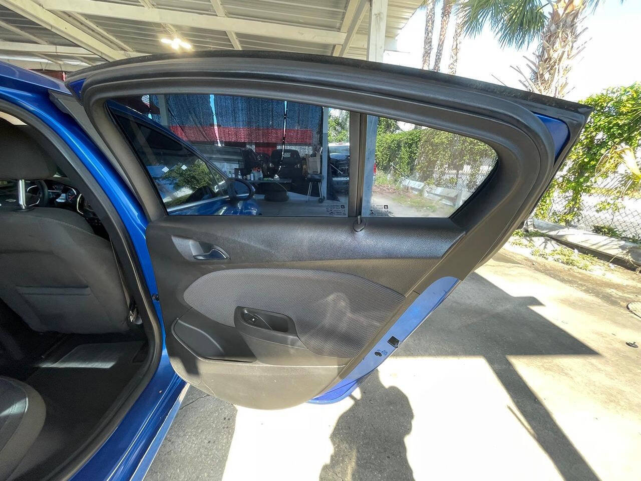 Used 2017 Chevrolet Cruze LT w/ Convenience Package FWD image 11