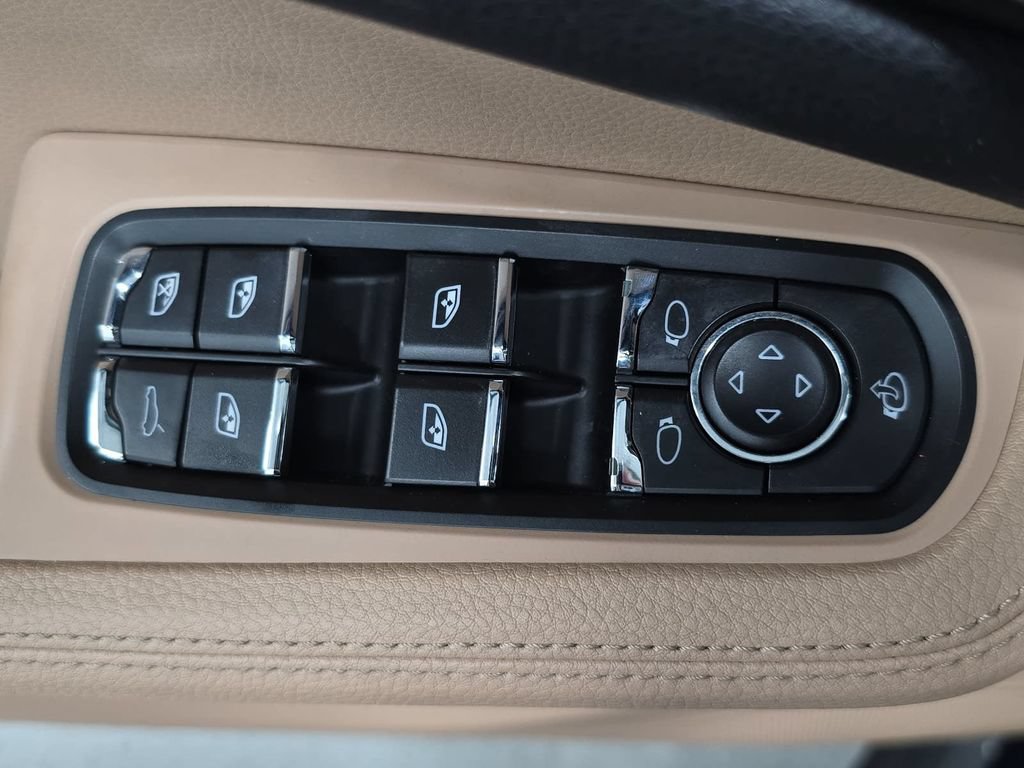 Certified 2019 Porsche Macan AWD/4WD image 24