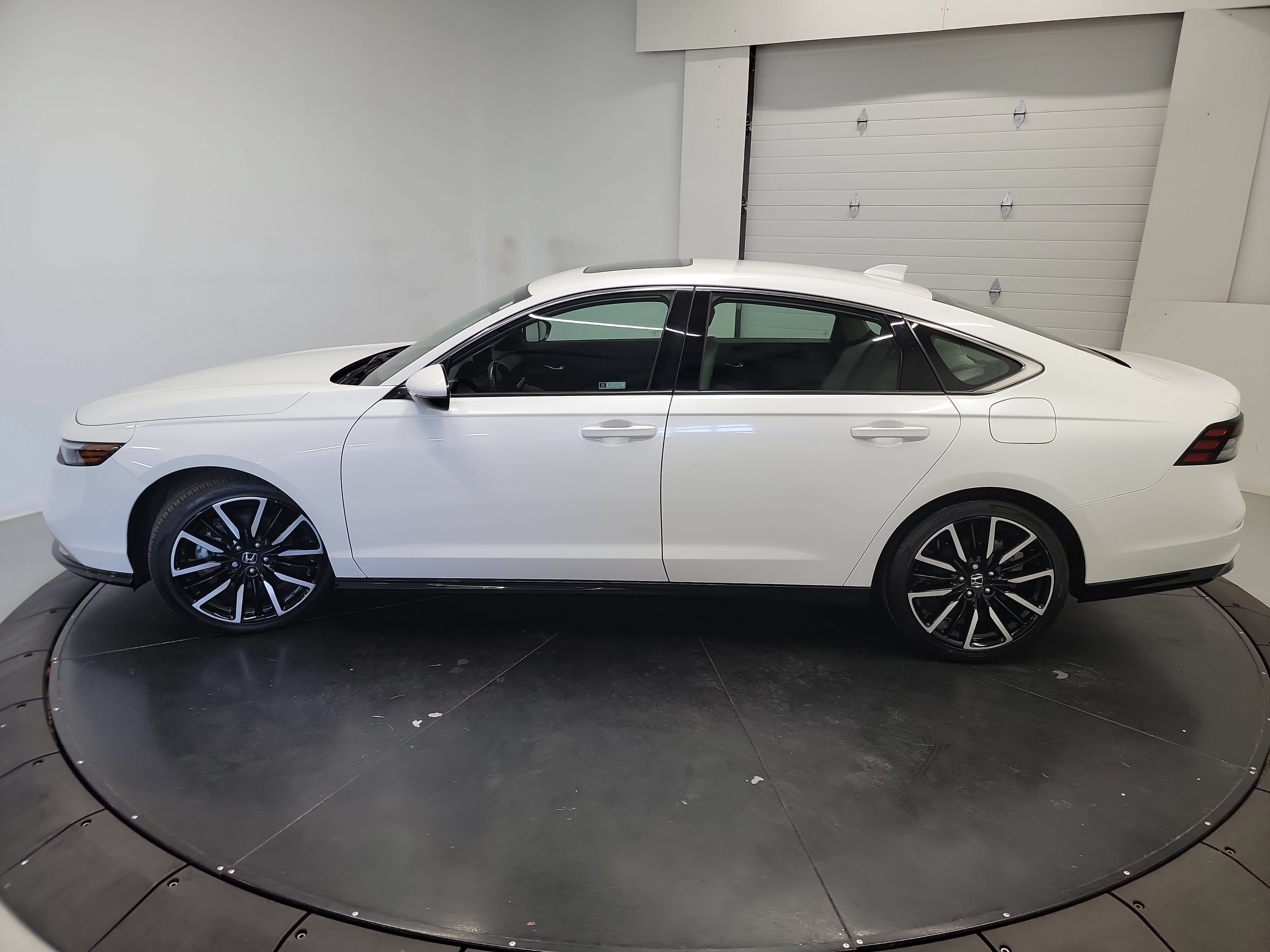 Used 2023 Honda Accord Touring image 5