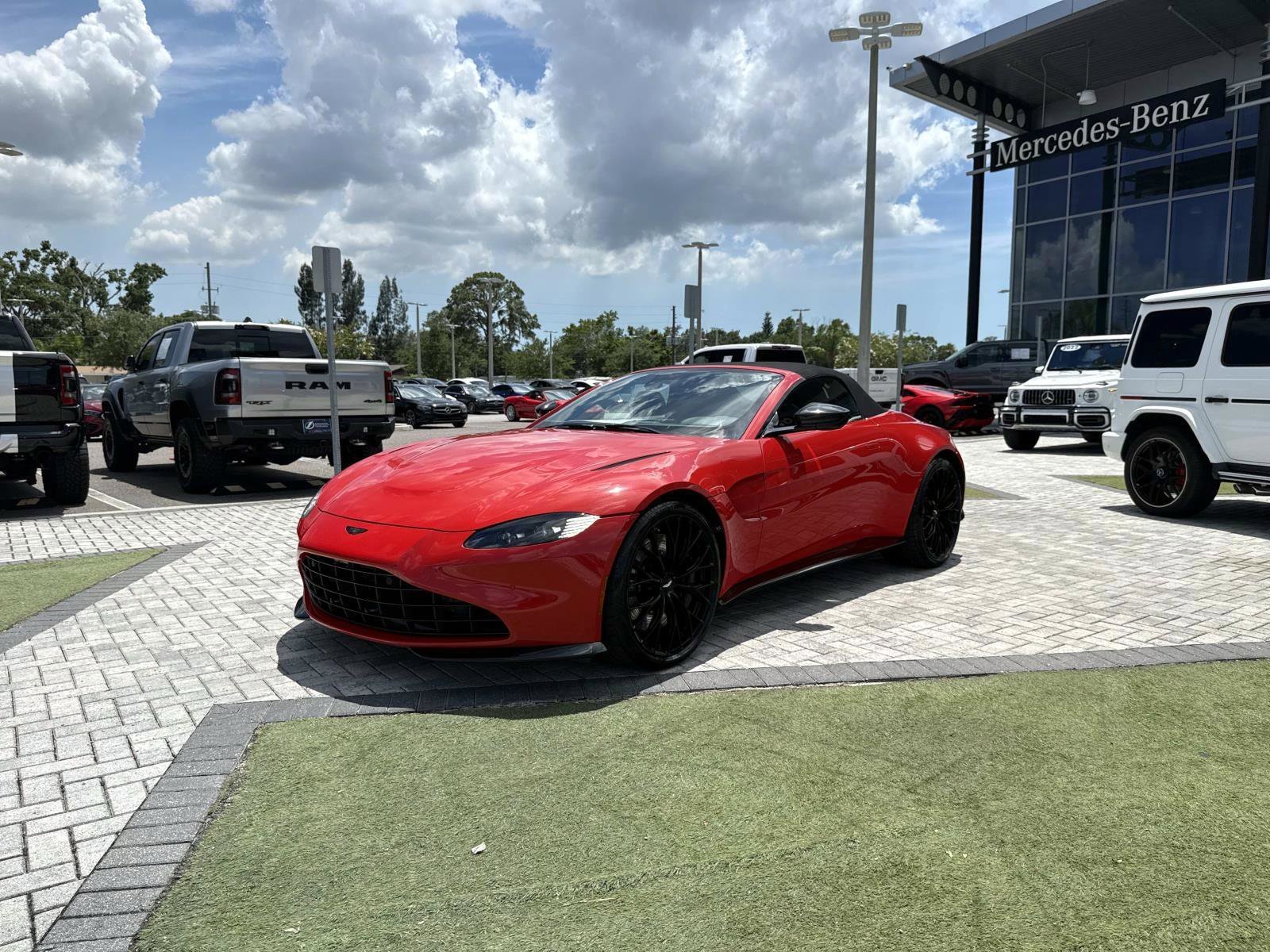 Used 2022 Aston Martin V8 Vantage Roadster RWD image 12