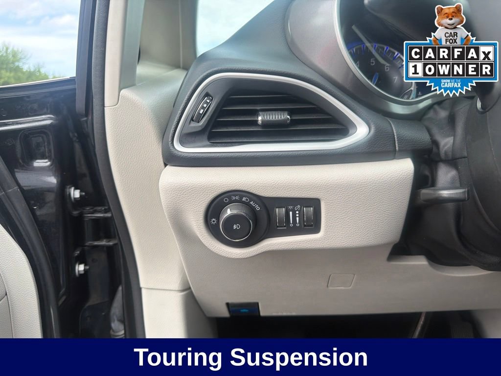 Used 2023 Chrysler Pacifica Touring-L FWD image 28