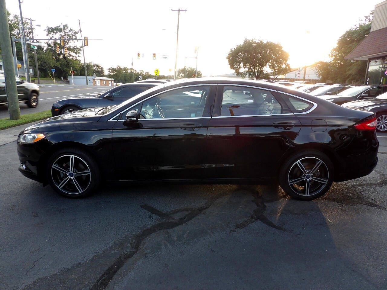 Used 2016 Ford Fusion SE w/ Equipment Group 202A image 2