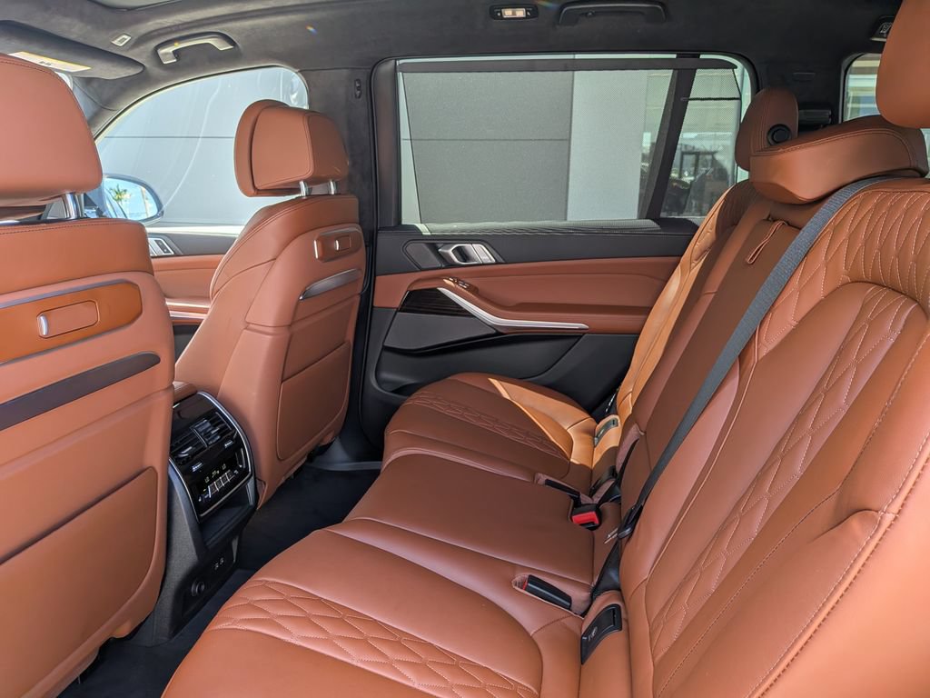 Used 2025 BMW X7 M60i AWD/4WD image 17