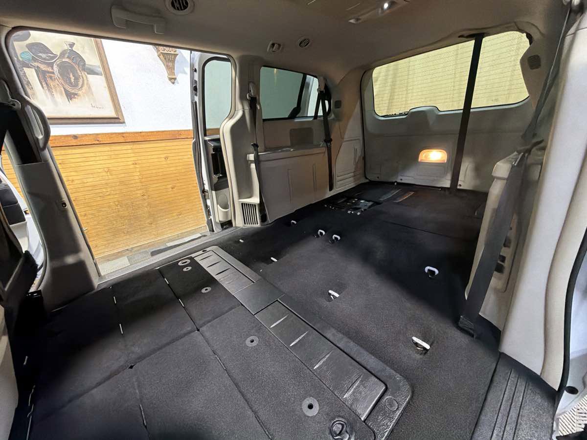 Used 2014 Chrysler Town & Country Touring FWD image 16