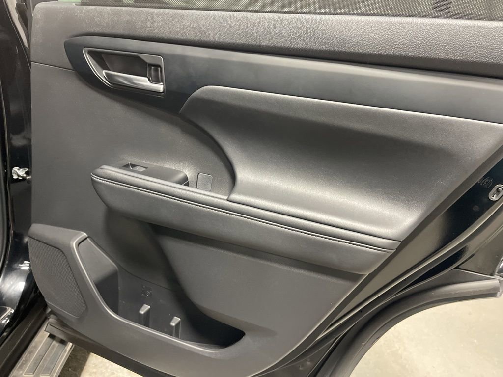 Used 2024 Toyota Highlander XLE image 12