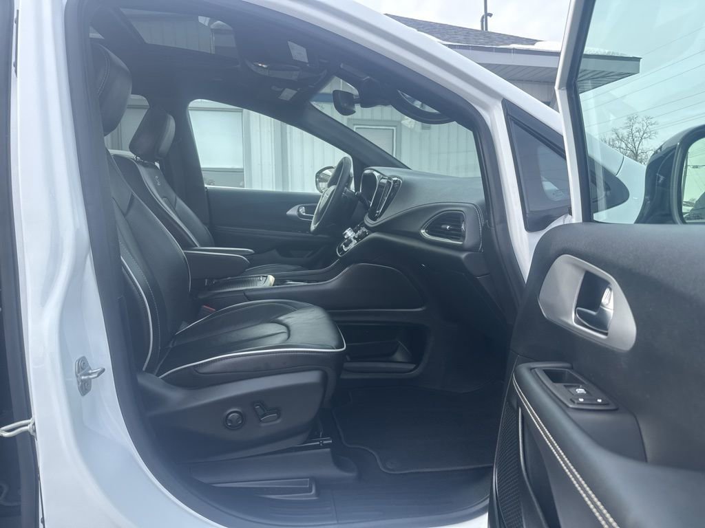 Used 2025 Chrysler Pacifica Limited FWD image 21