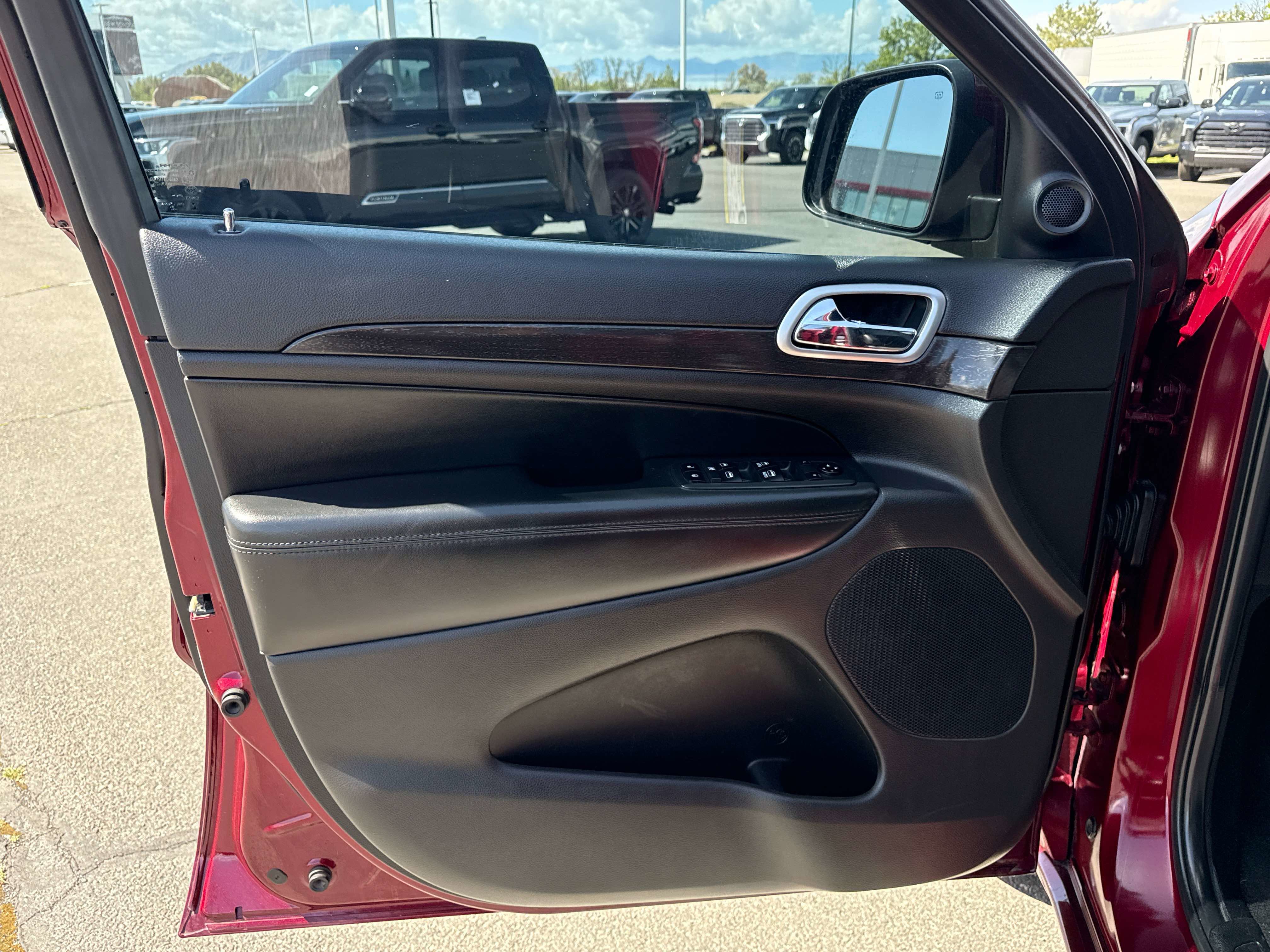Used 2018 Jeep Grand Cherokee Altitude AWD/4WD image 12