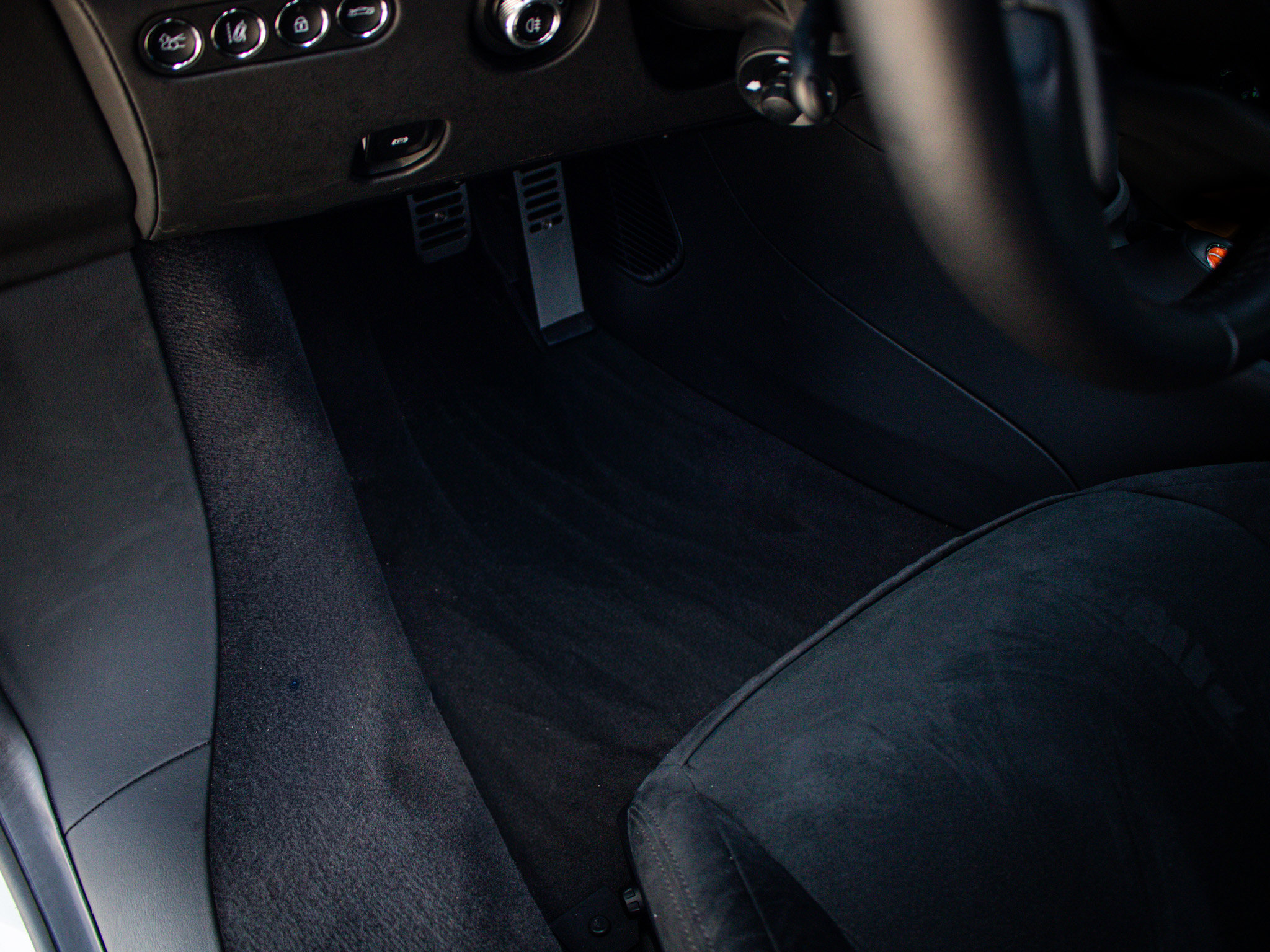 Used 2025 McLaren Artura RWD image 17