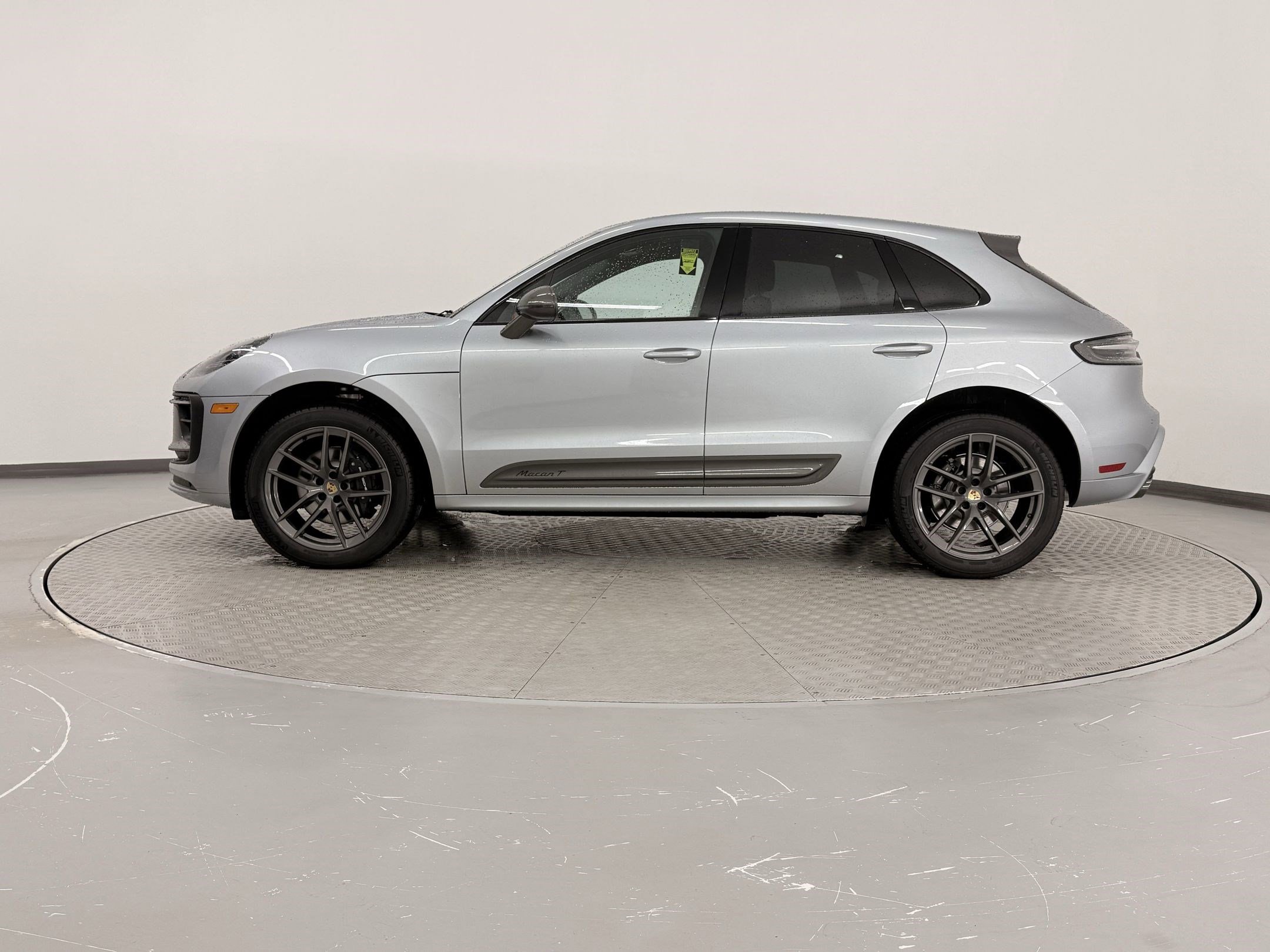 Used 2025 Porsche Macan image 2
