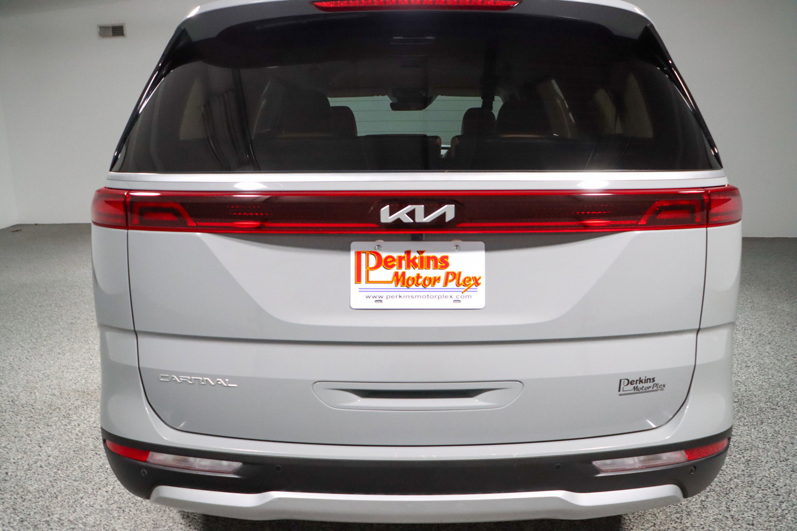 Used 2024 Kia Carnival EX image 8