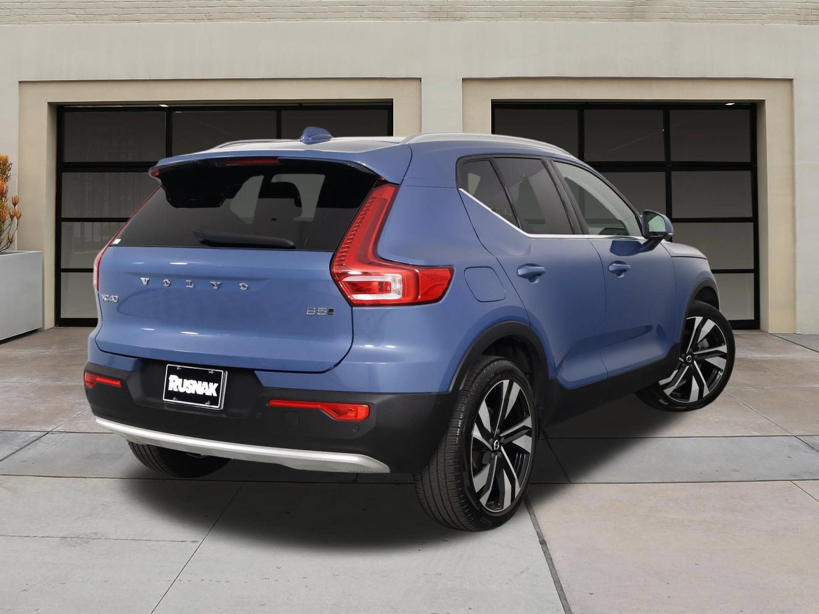 Used 2023 Volvo XC40 B5 Plus w/ Protection Package Premier AWD/4WD image 4