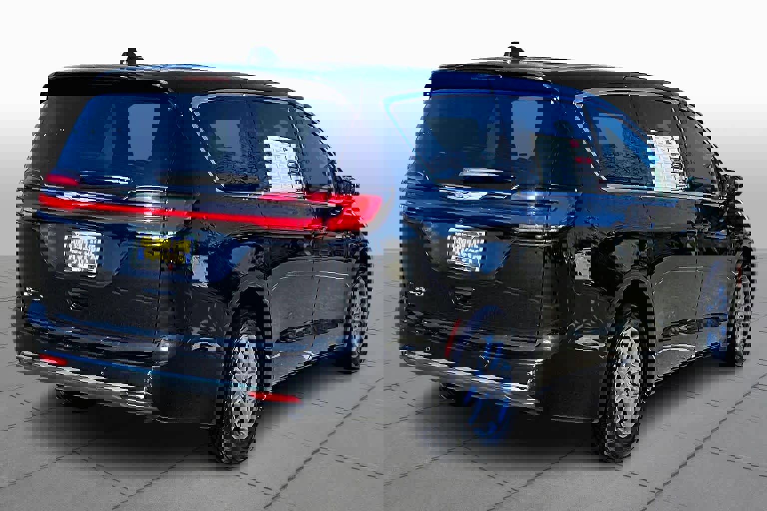 Used 2023 Chrysler Pacifica Touring-L image 12