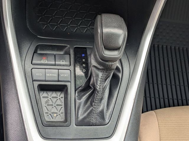 Used 2019 Toyota RAV4 LE FWD image 21