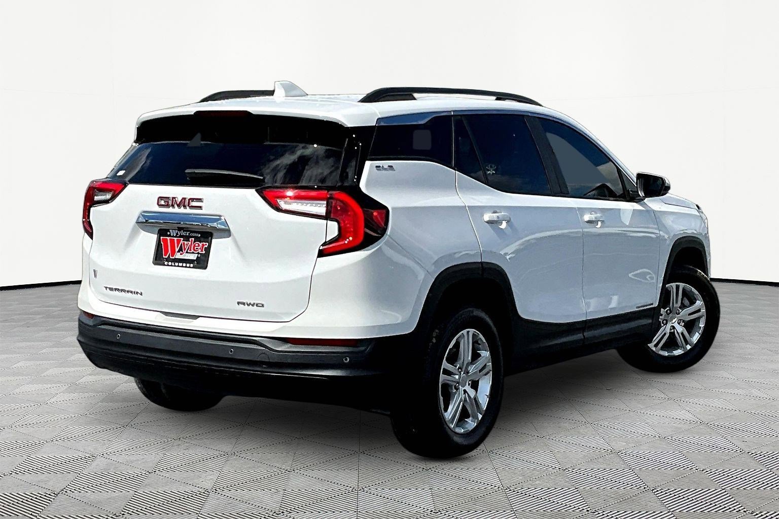 Used 2024 GMC Terrain SLE w/ Driver Convenience Package AWD/4WD image 6