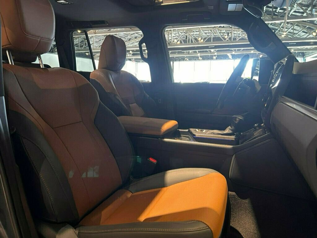 Used 2025 Lexus GX 550 PremiumPlus/TrafficAssist/Blac w/ Accessory Package (31) image 32