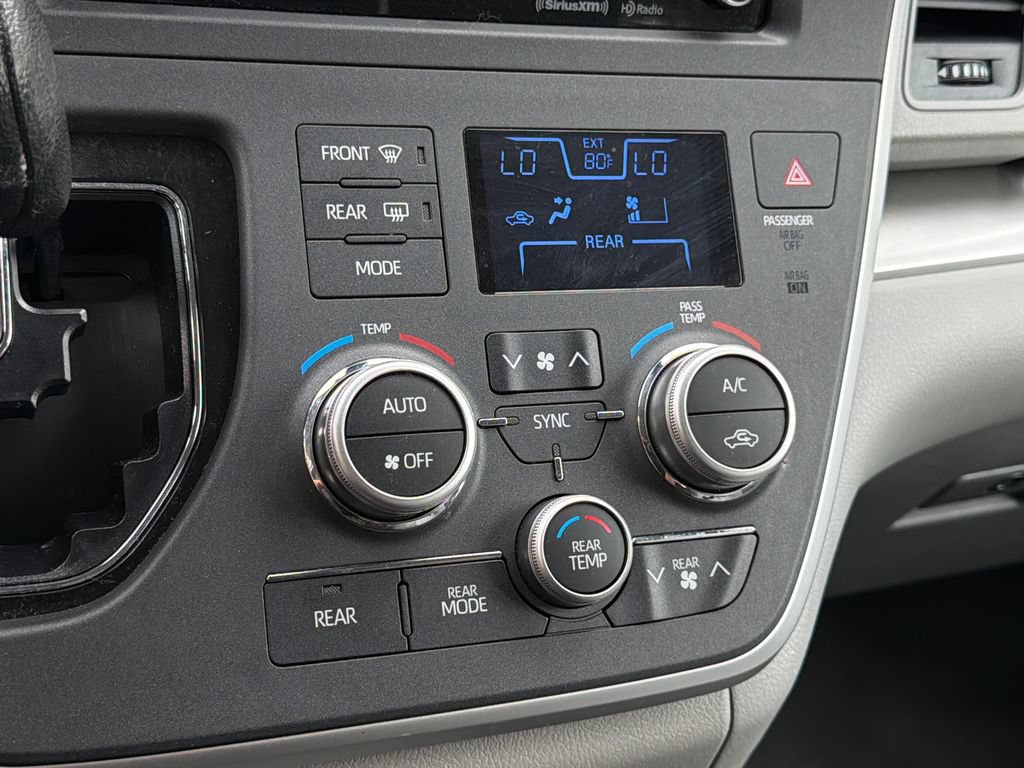Used 2020 Toyota Sienna LE FWD image 30