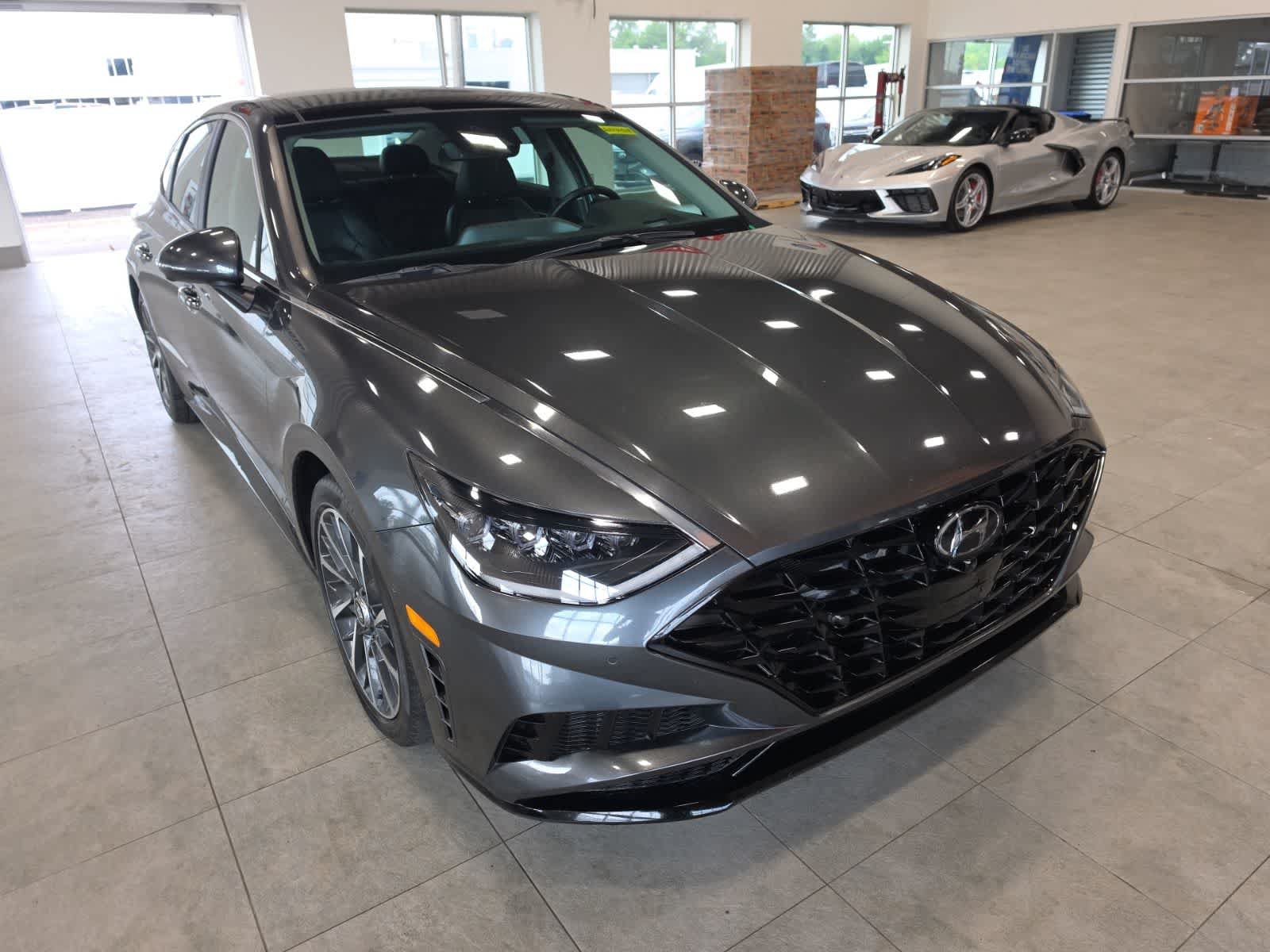 Used 2023 Hyundai Sonata Limited w/ Preferred Accessory Package FWD image 3