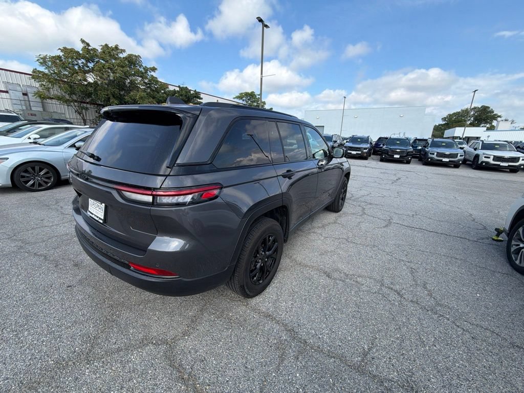 Used 2024 Jeep Grand Cherokee Laredo AWD/4WD image 3