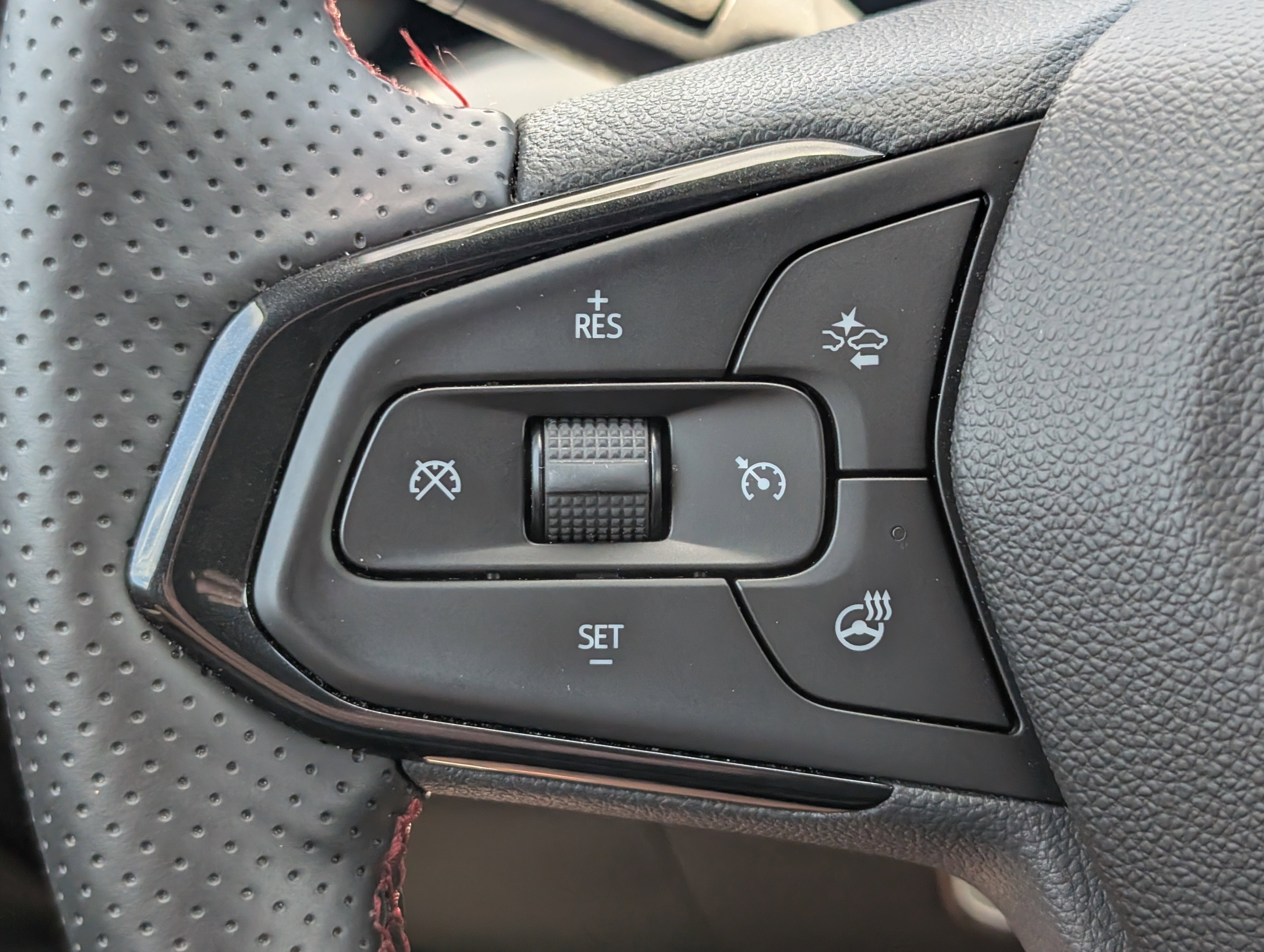 Used 2025 Chevrolet Trax RS w/ Sunroof Package FWD image 23