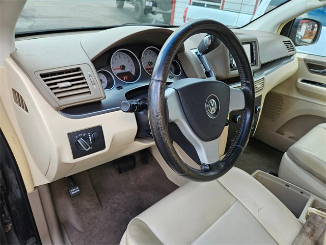 Used 2010 Volkswagen Routan SE image 15