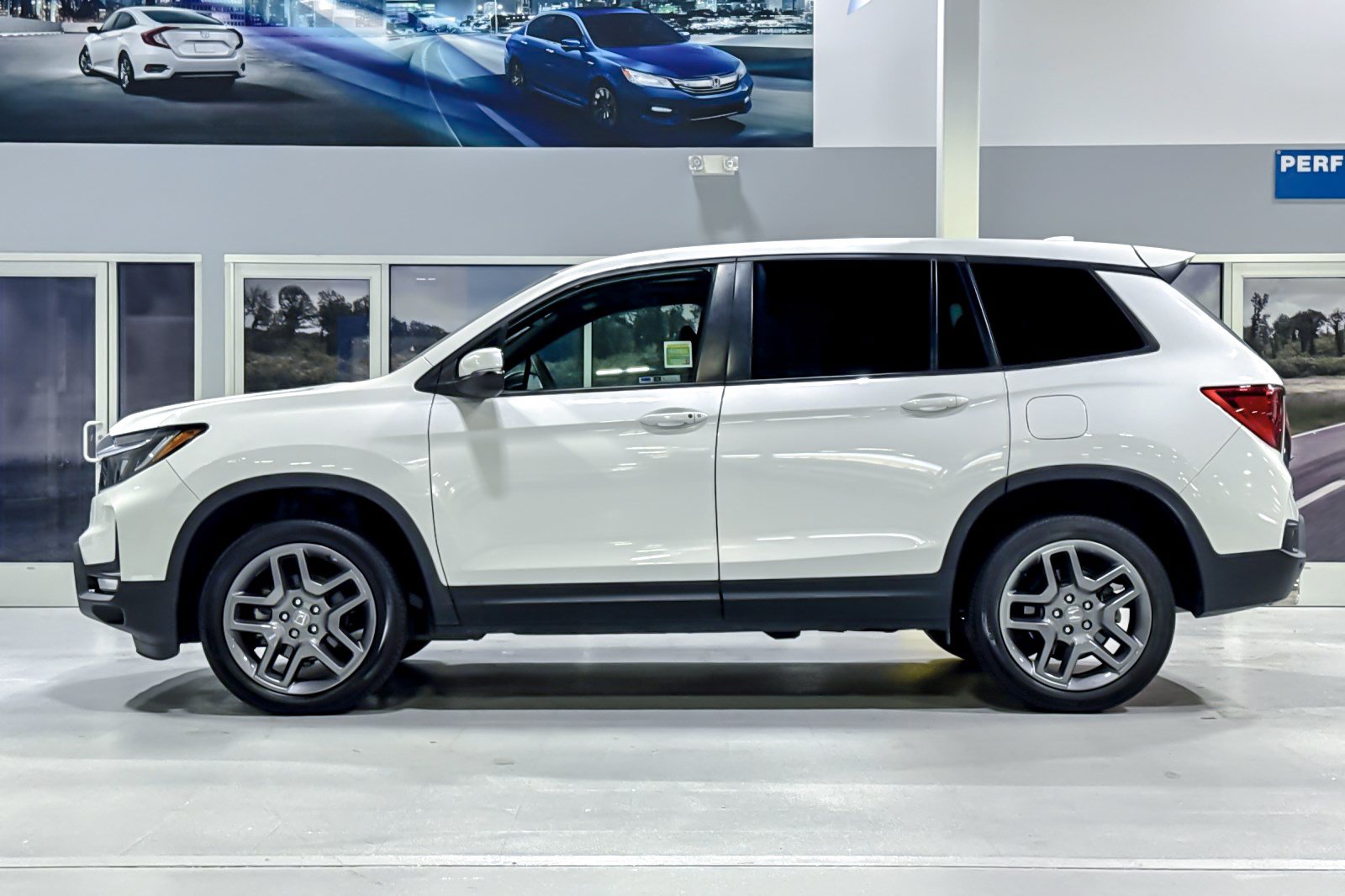 Used 2023 Honda Passport EX-L image 2