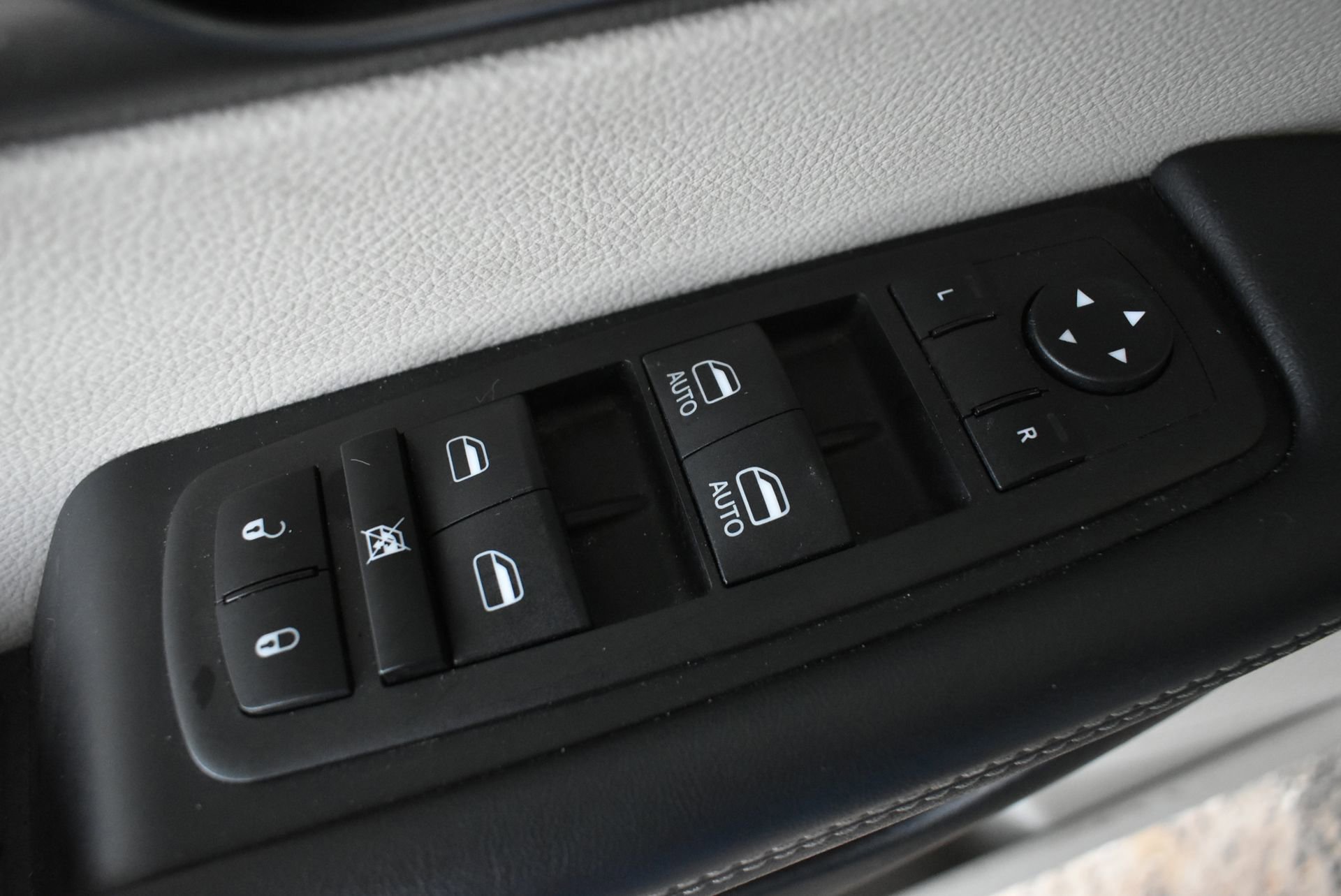 Used 2023 Chrysler Pacifica Touring-L FWD image 13