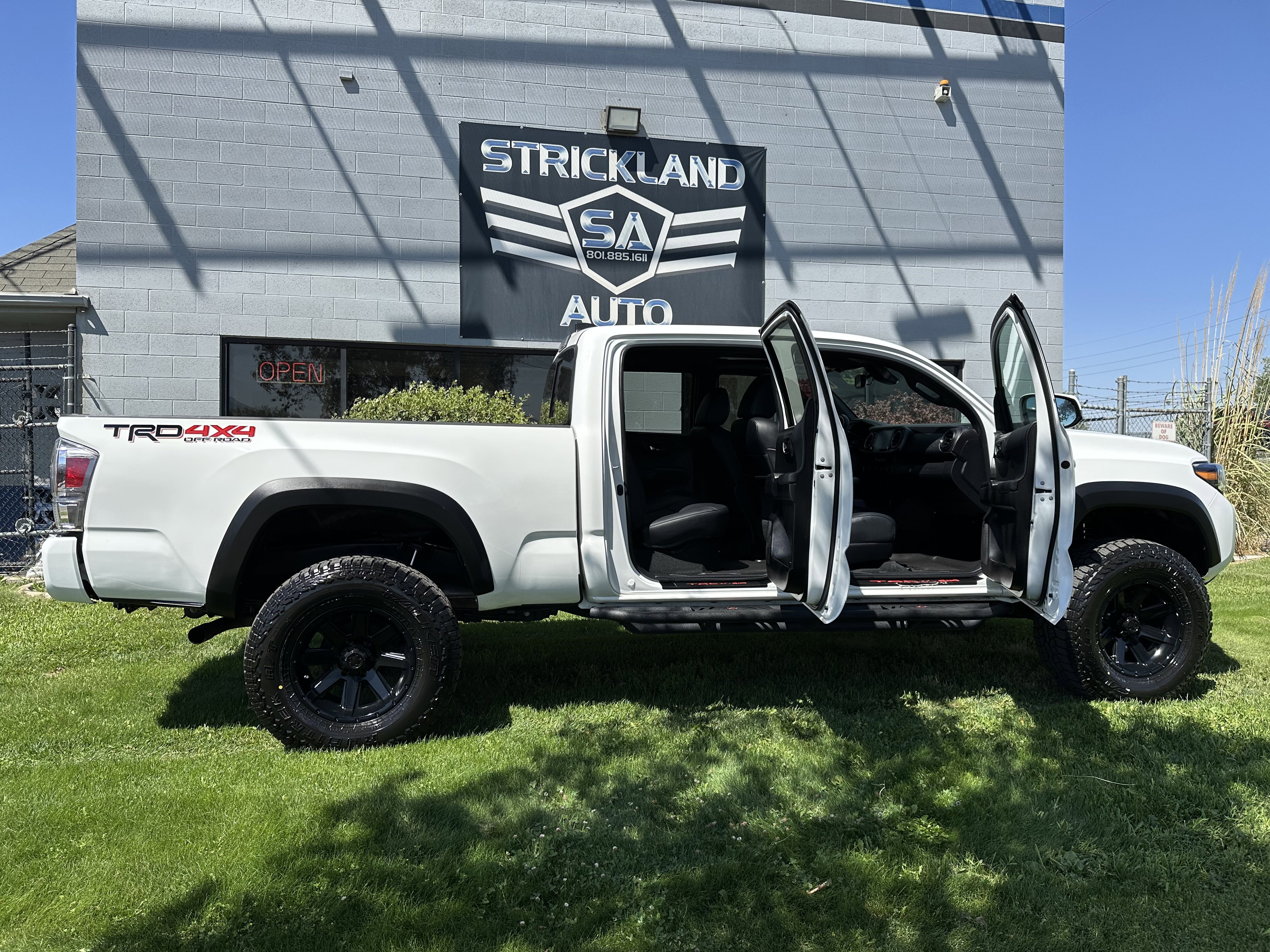 Used 2023 Toyota Tacoma TRD Off-Road image 31