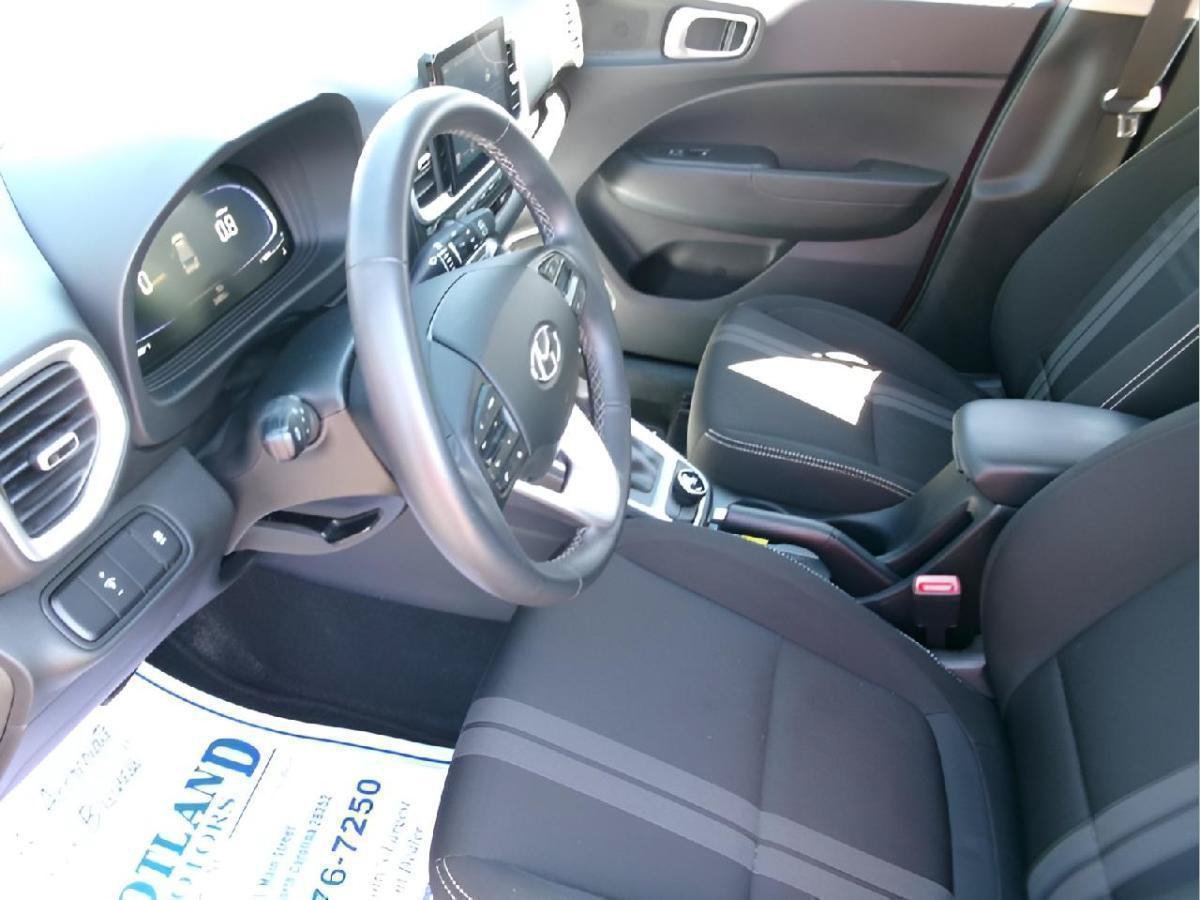 Used 2025 Hyundai Venue SEL FWD image 13