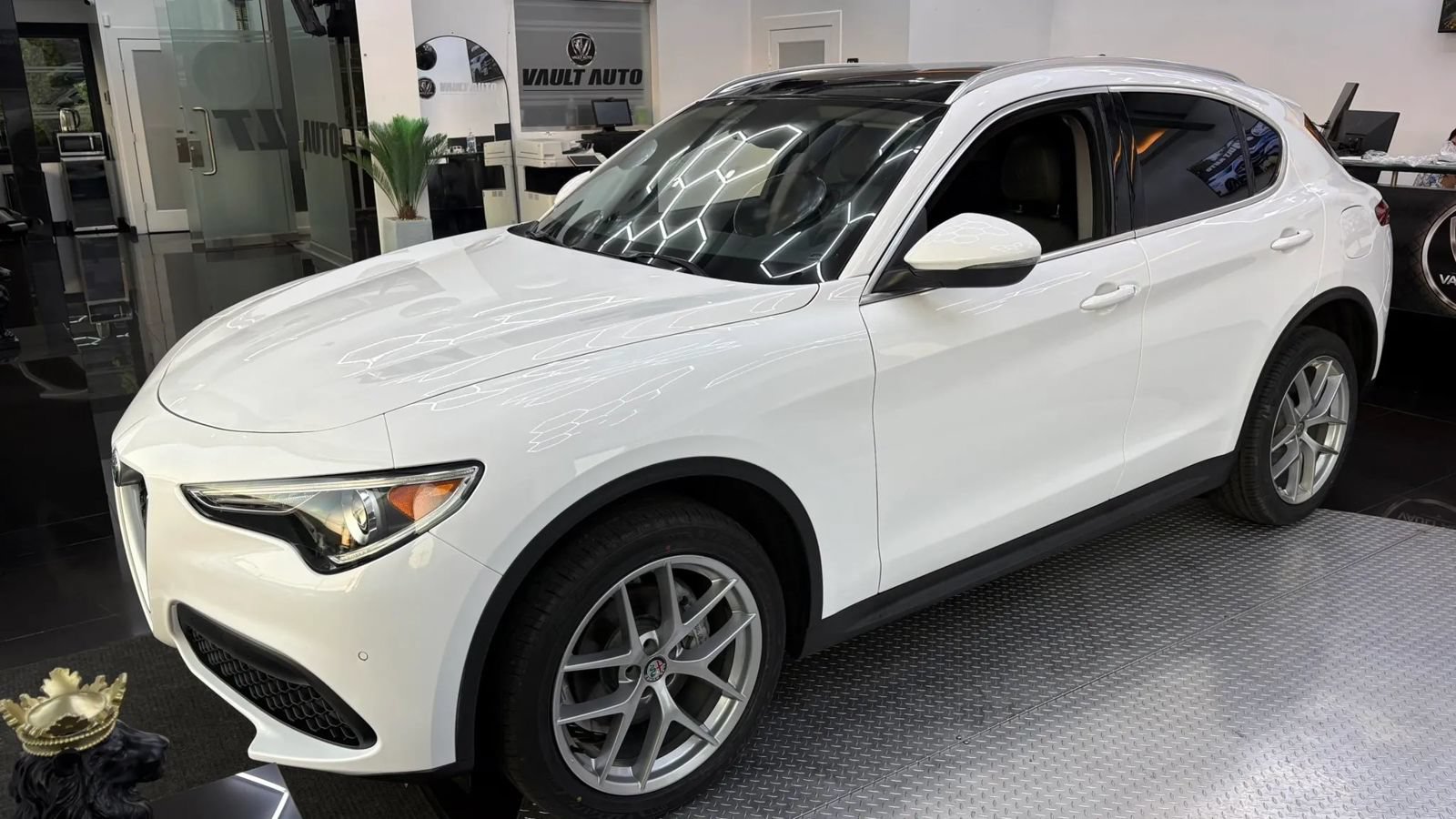 Used 2018 Alfa Romeo Stelvio Ti AWD/4WD image 2
