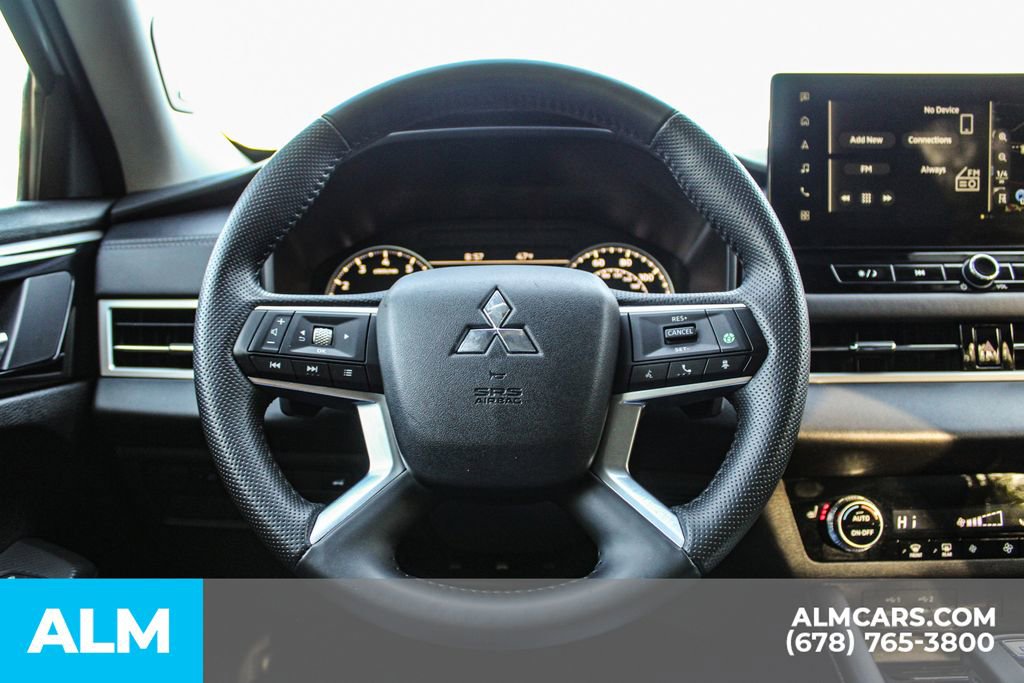 Used 2025 Mitsubishi Outlander SE image 28