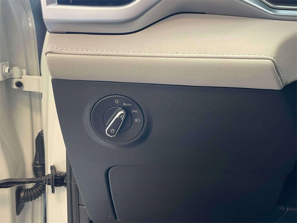 New 2025 Volkswagen Taos SE image 22
