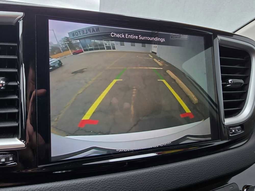 Used 2024 Chrysler Pacifica Touring-L image 21